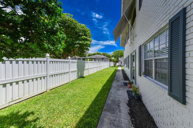298 SW 6th Street 103, Boca Raton, FL 33432