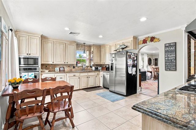 1423 S Chateau Circle, Lake Charles, LA 70605
