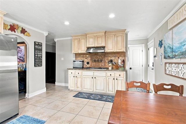 1423 S Chateau Circle, Lake Charles, LA 70605