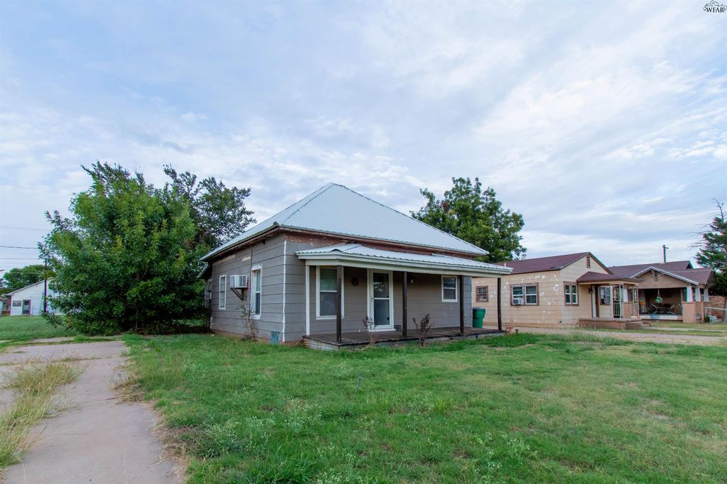 313 W GARRISON AVENUE, Electra, TX 76360