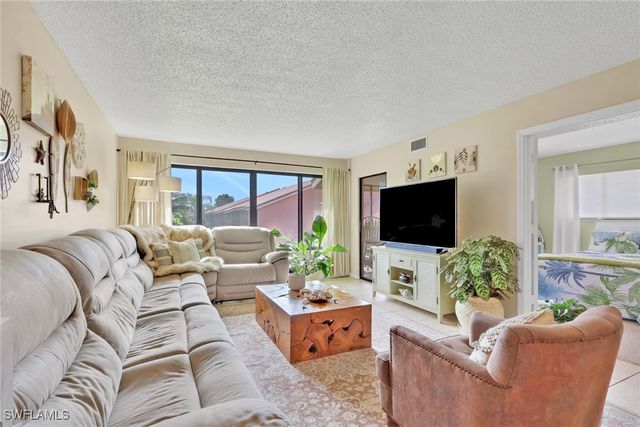 120 Cypress WAY E B5, Naples, FL 34110