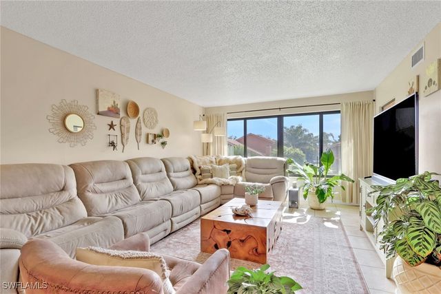 120 Cypress WAY E B5, Naples, FL 34110