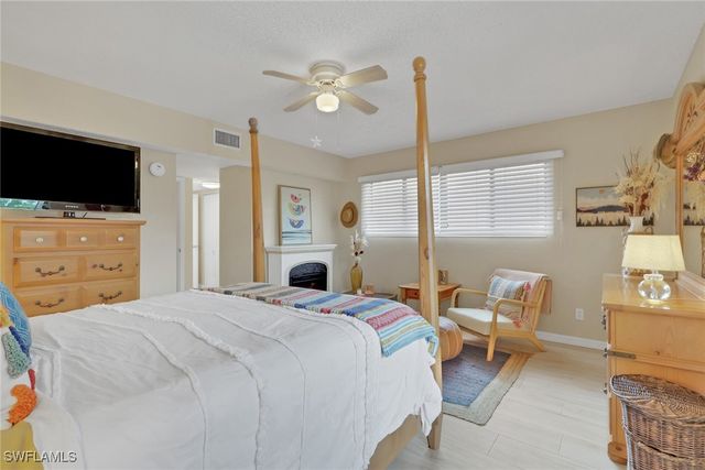 120 Cypress WAY E B5, Naples, FL 34110