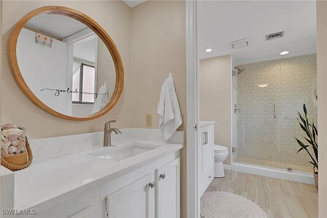 120 Cypress WAY E B5, Naples, FL 34110