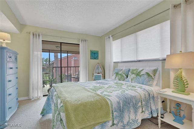 120 Cypress WAY E B5, Naples, FL 34110