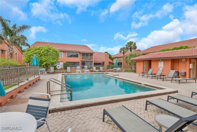 120 Cypress WAY E B5, Naples, FL 34110