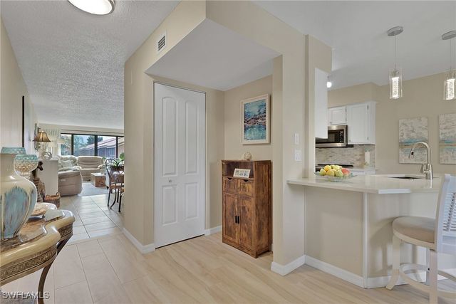 120 Cypress WAY E B5, Naples, FL 34110