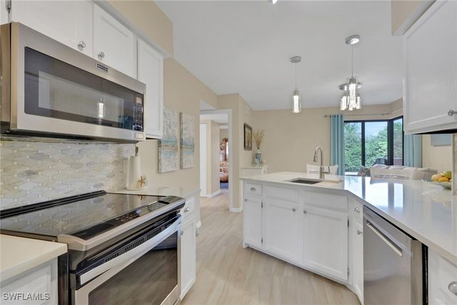 120 Cypress WAY E B5, Naples, FL 34110