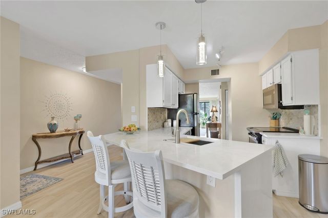 120 Cypress WAY E B5, Naples, FL 34110