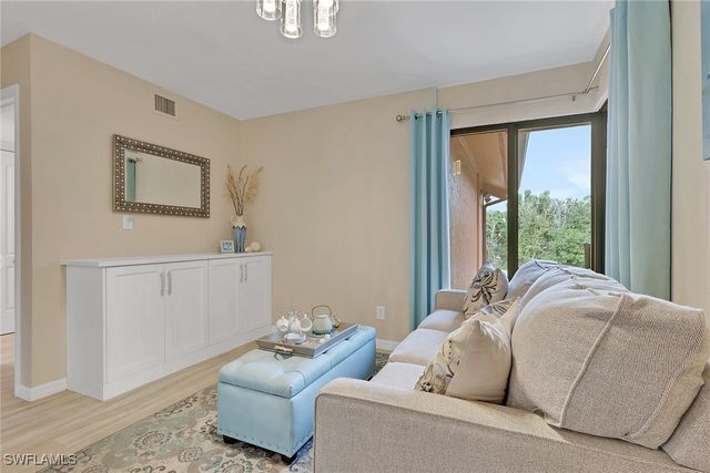 120 Cypress WAY E B5, Naples, FL 34110