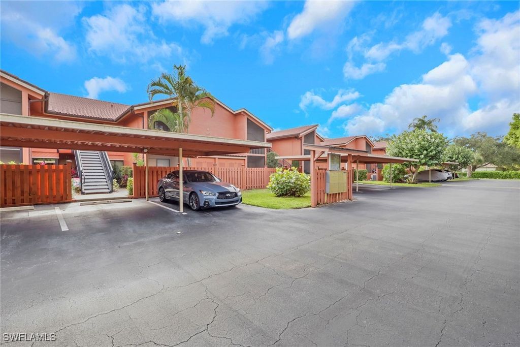 120 Cypress WAY E B5, Naples, FL 34110