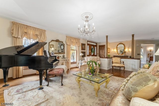 6 Fawn Ridge Rd, Clinton Twp., NJ 08833