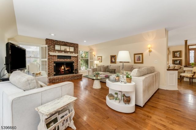 6 Fawn Ridge Rd, Clinton Twp., NJ 08833