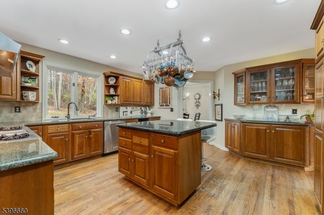 6 Fawn Ridge Rd, Clinton Twp., NJ 08833