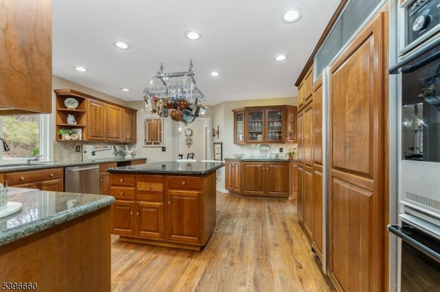 6 Fawn Ridge Rd, Clinton Twp., NJ 08833