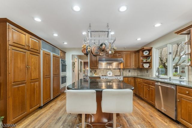 6 Fawn Ridge Rd, Clinton Twp., NJ 08833