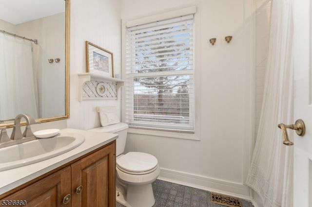 6 Fawn Ridge Rd, Clinton Twp., NJ 08833