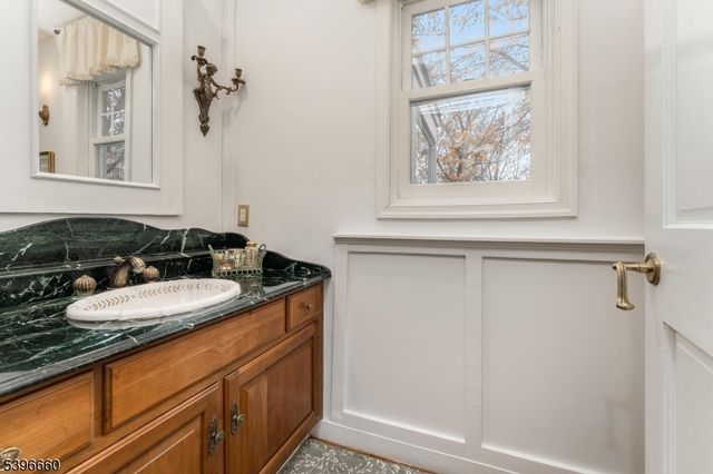 6 Fawn Ridge Rd, Clinton Twp., NJ 08833