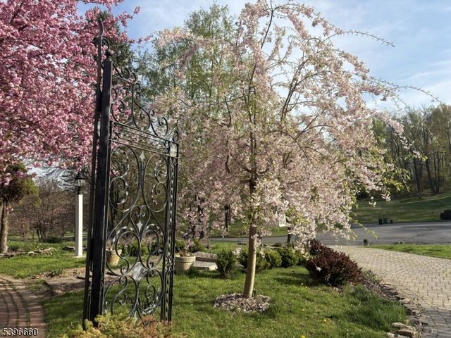 6 Fawn Ridge Rd, Clinton Twp., NJ 08833