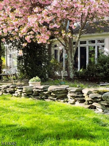 6 Fawn Ridge Rd, Clinton Twp., NJ 08833