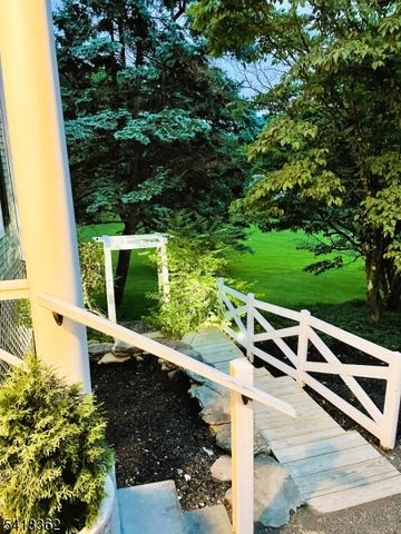 6 Fawn Ridge Rd, Clinton Twp., NJ 08833