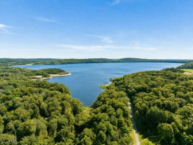 6 Fawn Ridge Rd, Clinton Twp., NJ 08833