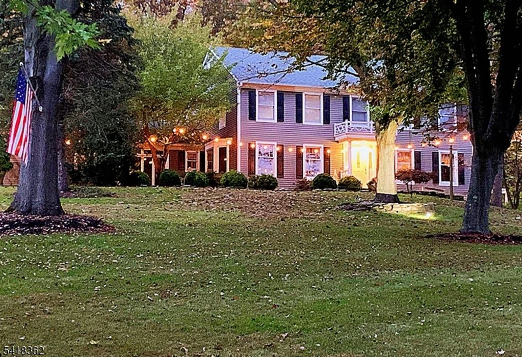 6 Fawn Ridge Rd, Clinton Twp., NJ 08833