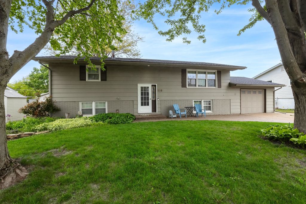 508 S 2nd Place, Eldridge, IA 52748