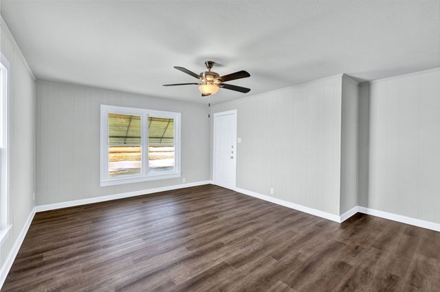 907 Main Street, Ennis, TX 75119