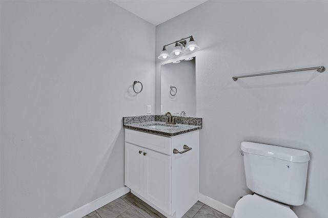 907 Main Street, Ennis, TX 75119