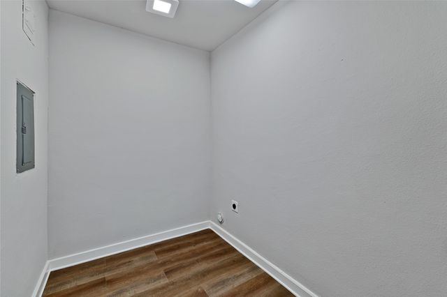 907 Main Street, Ennis, TX 75119