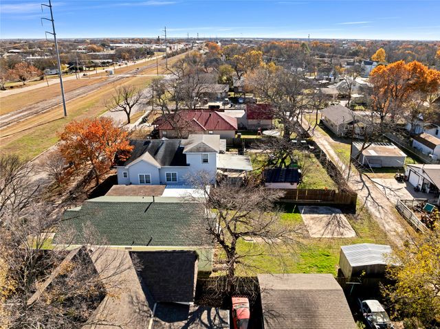 907 Main Street, Ennis, TX 75119