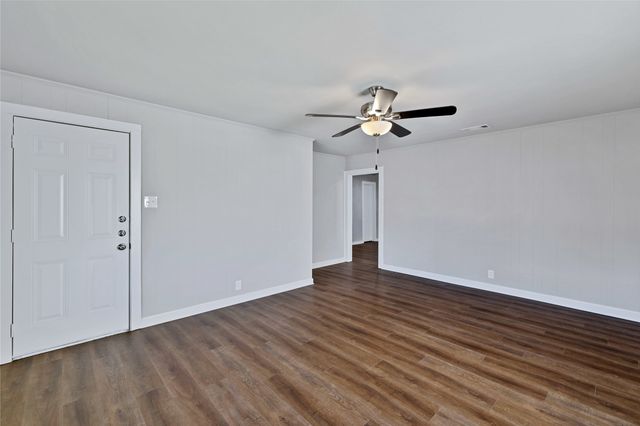 907 Main Street, Ennis, TX 75119