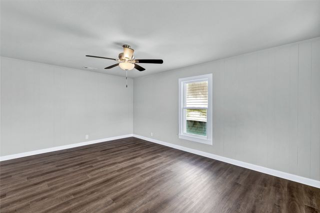 907 Main Street, Ennis, TX 75119