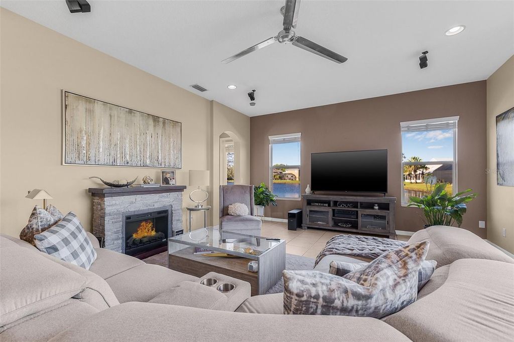 Image 18 of property listing at 4315 70TH AVENUE E, Ellenton, FL 34222