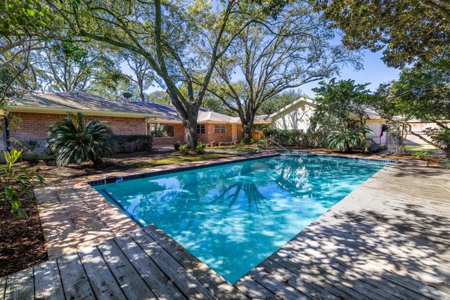 5238 Loch Lomond Drive, Houston, TX 77096