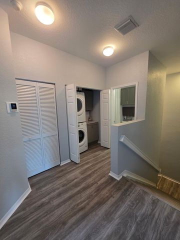 1560 SE Hampshire Way 204, Stuart, FL 34994