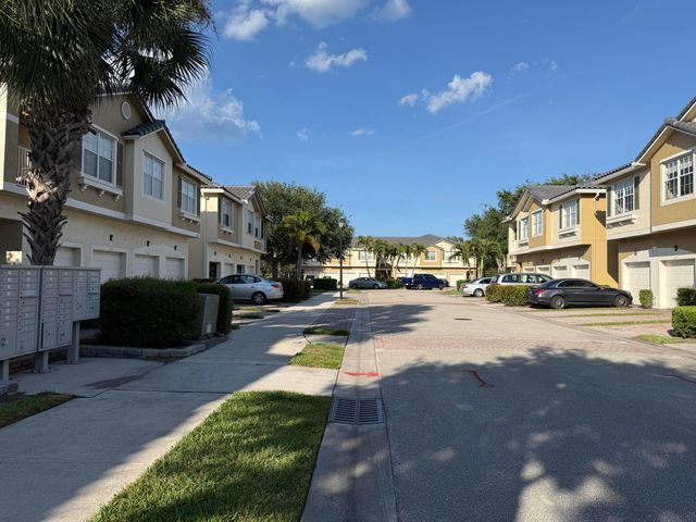 1560 SE Hampshire Way 204, Stuart, FL 34994