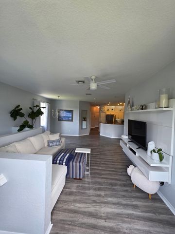1560 SE Hampshire Way 204, Stuart, FL 34994