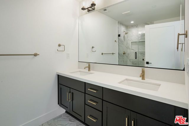 11224 W Lyon Lane, North Hollywood (los Angeles), CA 91606