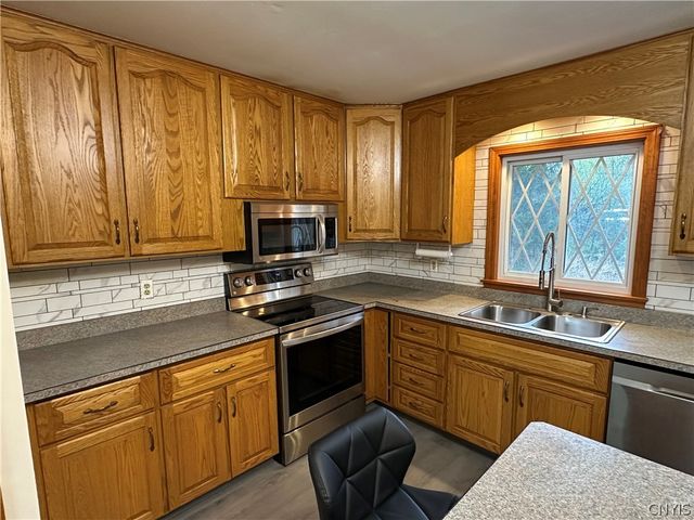 531 Cedarbrook Crescent, Utica, NY 13502