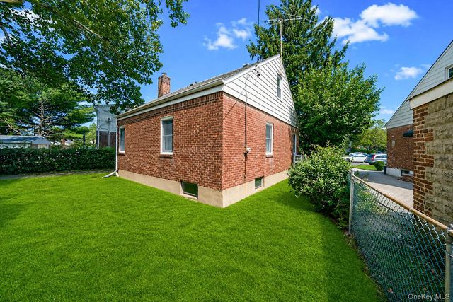 45 Park Circle, New Hyde Park, NY 11040