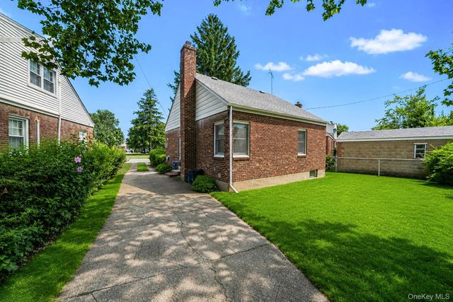 45 Park Circle, New Hyde Park, NY 11040