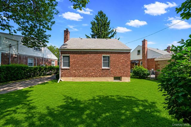 45 Park Circle, New Hyde Park, NY 11040