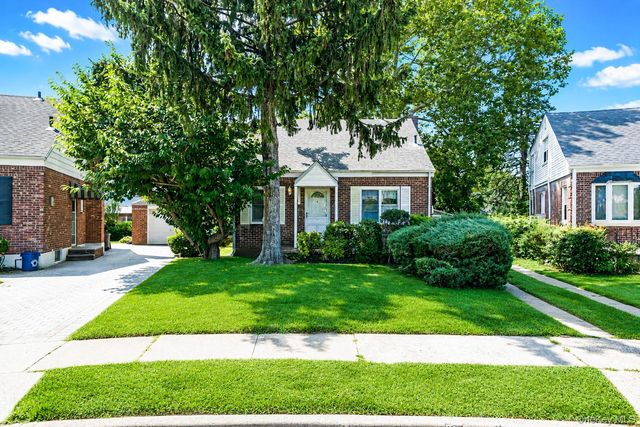 45 Park Circle, New Hyde Park, NY 11040