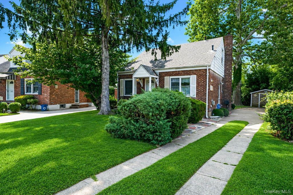 45 Park Circle, New Hyde Park, NY 11040