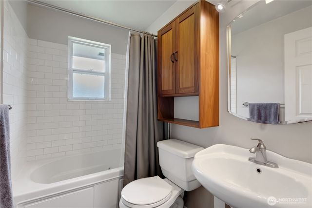 27030 14th Avenue S, Des Moines, WA 98198