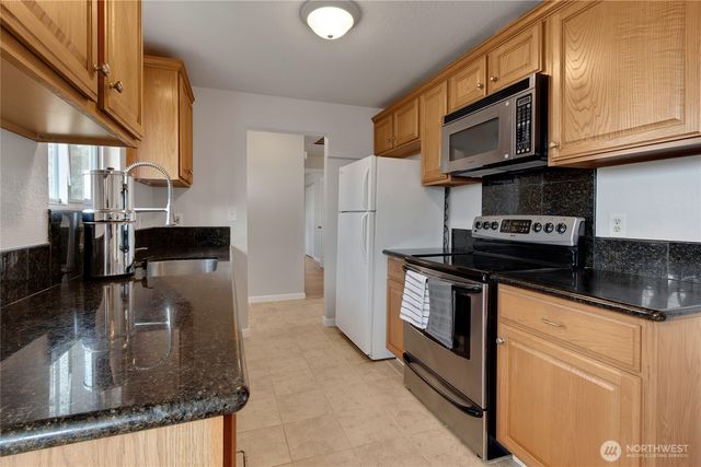 27030 14th Avenue S, Des Moines, WA 98198