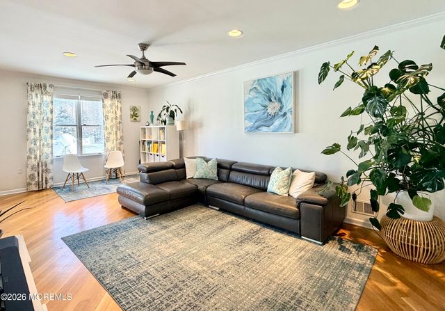 4 Roxbury Lane, Manalapan, NJ 07726