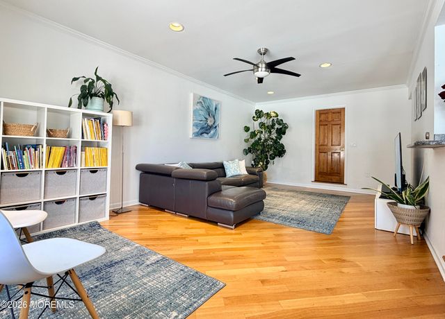 4 Roxbury Lane, Manalapan, NJ 07726